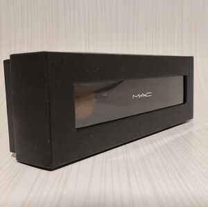 MAC Oval 6 Brush Brand New in Orogonal Box